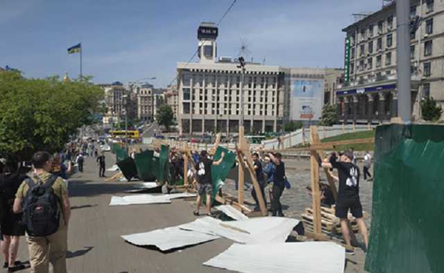 Возле Майдана снесли забор: "мешал расследованию убийств Небесной сотни"