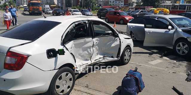 На столичных Позняках не разминулись такси и Skoda: есть пострадавшие