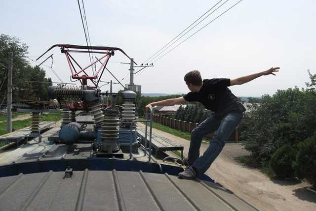 Во Львовской области 15-летний ребенок серьезно травмировался после попытки сделать селфи на крыше вагона