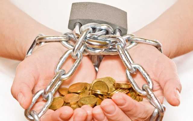 Около 70% украинцев могут стать банкротами: экономист оценил новый закон