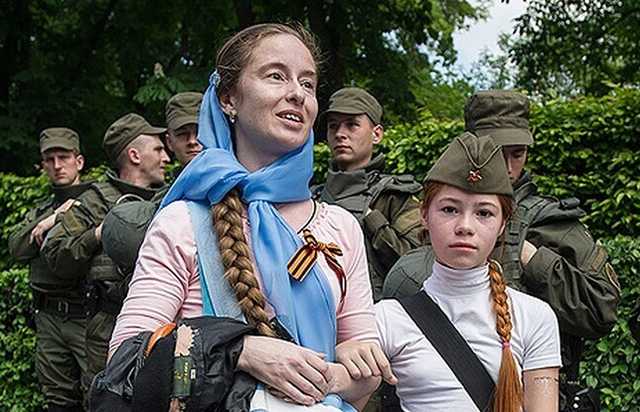 Россия кинула: в Украину депортируют известную любительницу "георгиевских" лент