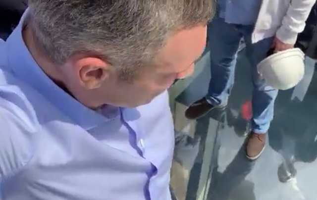 Кличко проверил на прочность стеклянные панели на пешеходном мосту