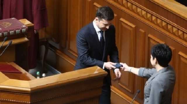 Удостоверение Президента Украины упало на пол после вручения Зеленскому