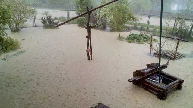 Прикарпаття накрили зливи з гігантським градом