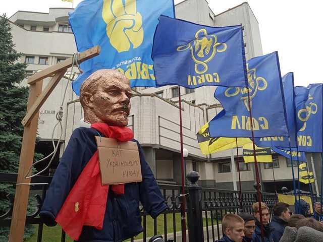 Националисты принесли под Конституционный суд Ленина на виселице