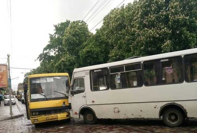 Во Львове столкнулись маршрутки, 5 человек травмированы