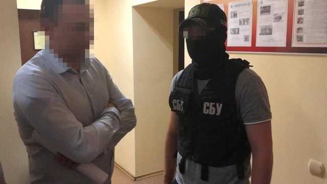 Зампредседателя Васильковского горсовета задержан на взятке 2,5 тыс. долл. за регистрацию земельных участков, - СБУ