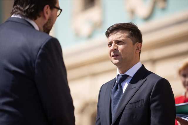 Зеленский о демарше нардепов: Они хотят за деньги и гречку пролезть в Раду