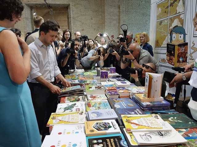 Зеленскому подарили книжку политика для начинающих