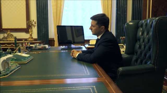 Зеленский впервые сел в кресло Порошенко и выдал очередной перл