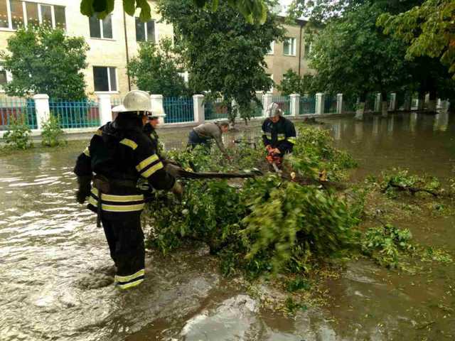 Из-за разгула стихии обесточены 69 населенных пунктов, – ГСЧС