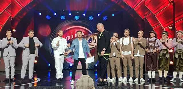 Зеленский пришел на сцену «Лиги смеха» и поцеловал Кошевого