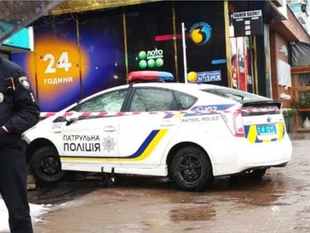В Днепре толпа забросала яйцами полицейский Prius