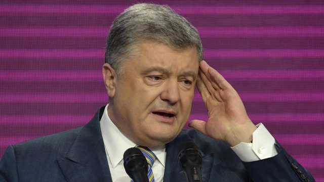 «Позор Украины!»: женщина жестко осадила Порошенко на Дне Киева