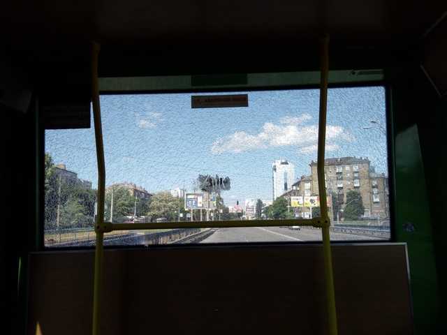 В Киеве неизвестные обстреляли маршрутку