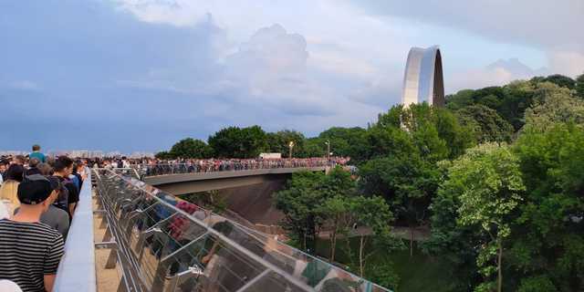 Під час заміни пошкодженого скла на новому столичному мосту сталася аварія