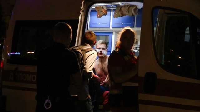 Ночью на Майдане в Киеве произошла поножовщина. Молодому человеку искромсали лицо