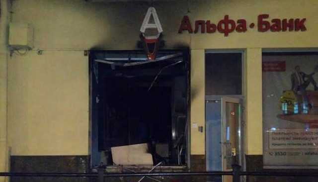 Во Львове ночью подожгли отделение “Альфа-банка”