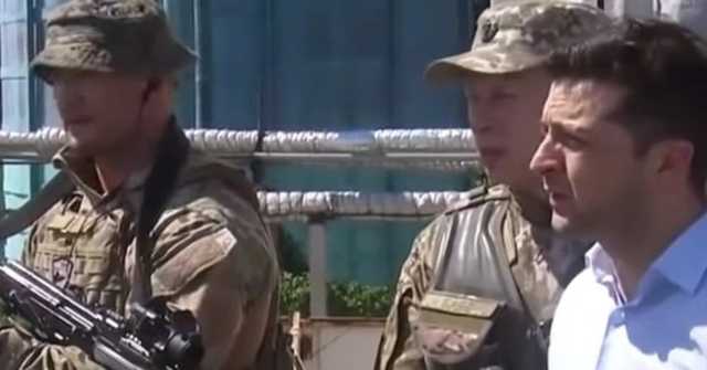 На Зеленского направили автомат: эпизод на видео президента взбудоражил сеть