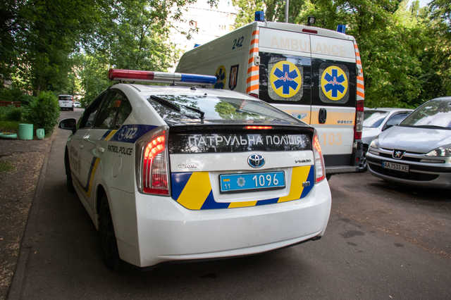 В Киеве на Лесном женщина выпала с девятого этажа с подушкой и одеялом