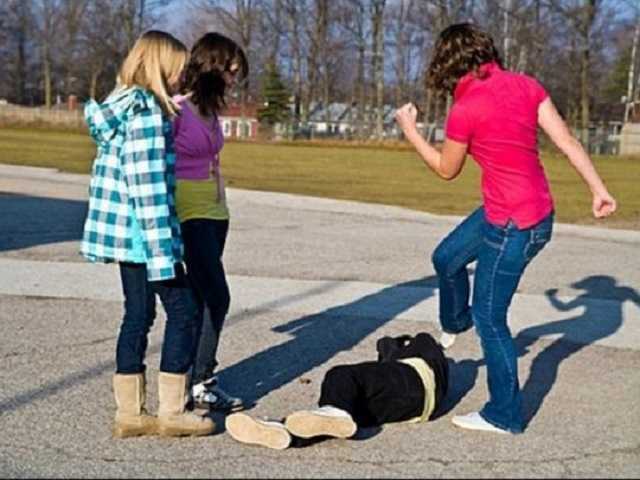 Девочки били, мальчики наблюдали: в Каменском подростки жестоко поиздевались над школьницей