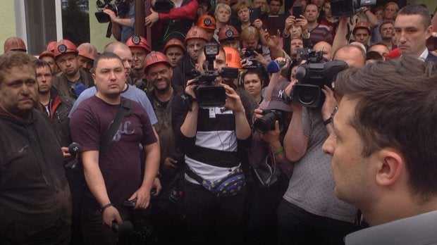 Журналистка «Прямого» позлорадствовала над родными погибших шахтеров, задавая вопросы Зеленскому