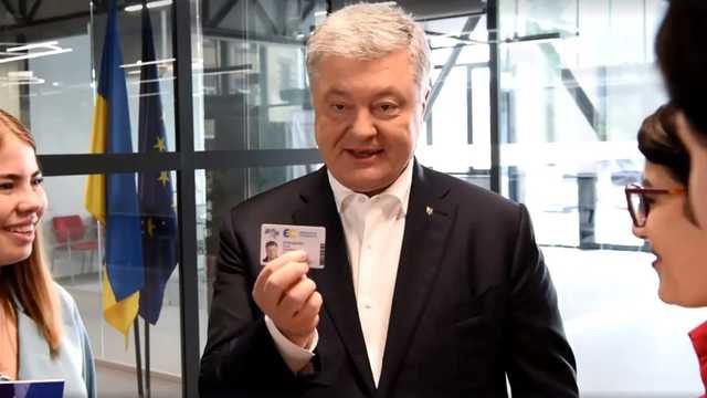 Порошенко похвастался своим номером в партбилете новой партии