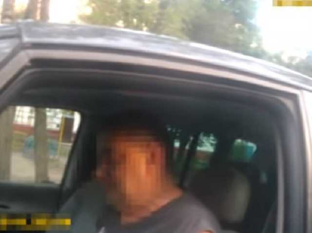 Пил водку прямо за рулем: на Луганщине неадекватный водитель устроил гонки с полицией