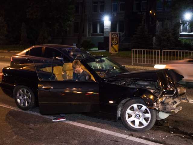 В Днепре кабриолет на «евробляхах» на большой скорости врезался в Renault