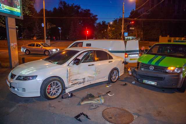 В центре Днепра Honda въехала в автомобиль инкассаторов