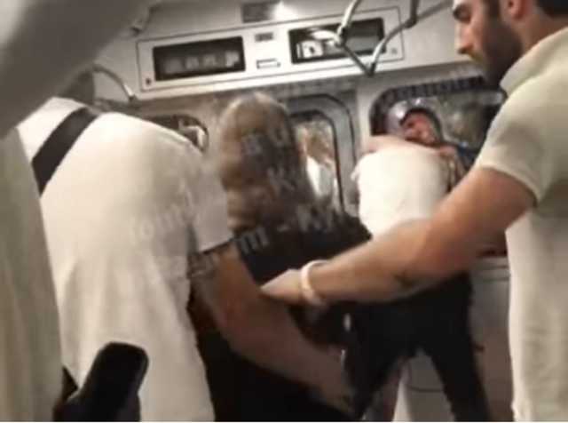 В вагоне столичного метро произошла жестокая драка