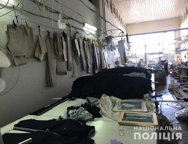 В Одесской области накрыли цех по производству подделок брендовой одежды