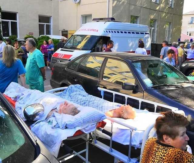 В Луцке "заминировали" больницу, пациентов эвакуировали на носилках