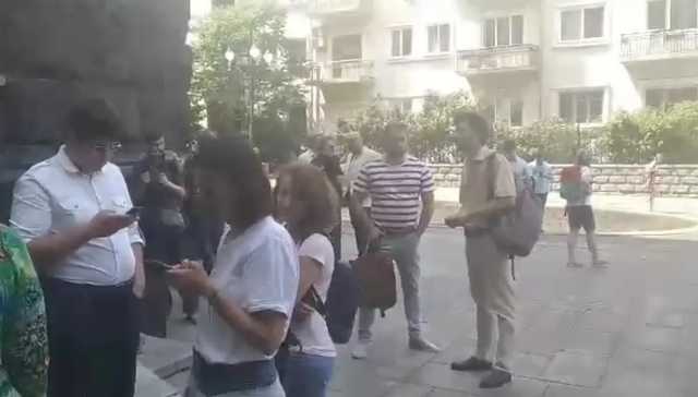 Зеленский провел брифинг без 50 журналистов, ожидавших в очереди