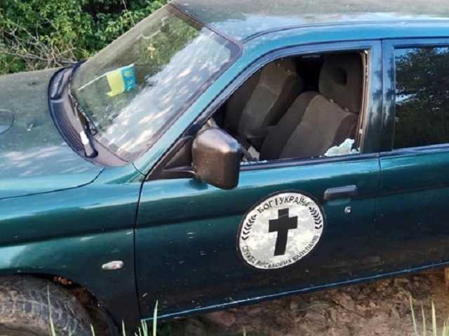 Пуля прошила салон насквозь: авто капеллана попало под обстрел на Донбассе