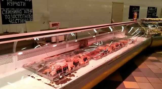 В киевском супермаркете кот ел мясо прямо в витрине