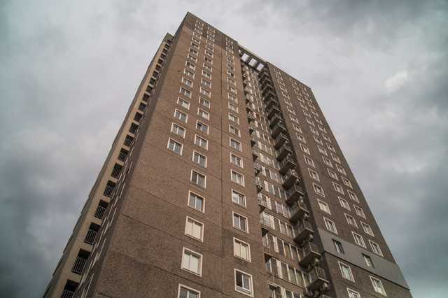 В Днепре мужчина и женщина стреляли по людям с 10-этажа