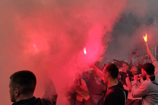 Під МВС активісти запалили фаєри