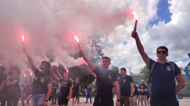 Добровольці святкують прийняття закону біля стін Верховної Ради