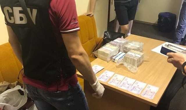 В Запорожье СБУ задержала руководителя предприятия при получении 1 млн гривен взятки