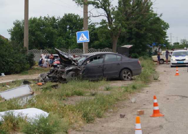 В Херсоне таксист-нелегал влетел в остановку и убил двоих людей: подробности