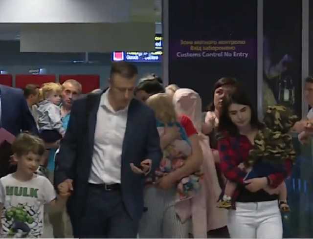 В Украину вернули 10 детей, которых родители незаконно отдали приемным семьям