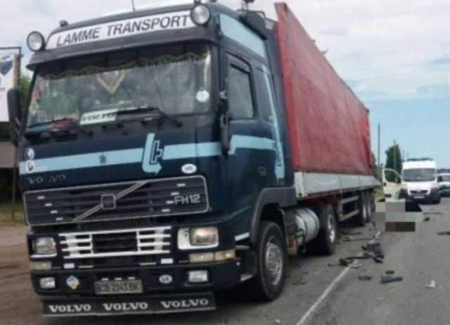 Водитель уснул: под Черниговом фура сбила насмерть двух человек на обочине