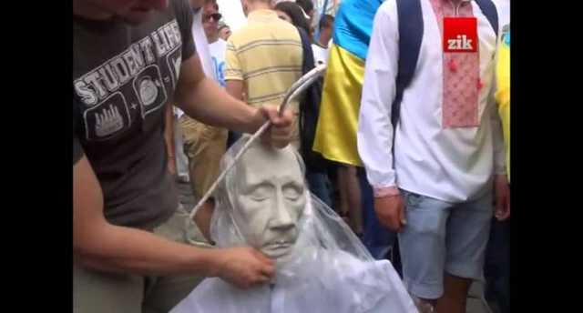 «Братья навек»: во Львове ультрас Украины и Хорватии устроили акцию против Путина