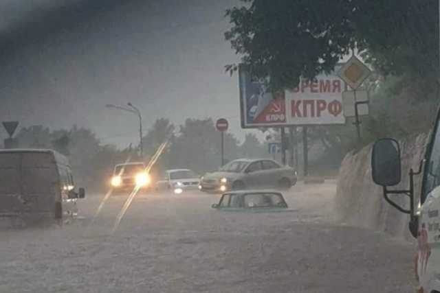 Оккупированный Крым уходит под воду, улицы парализованы