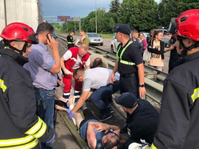 На трассе Киев-Чоп столкнулись маршрутка, грузовик и легковушка: есть пострадавшие