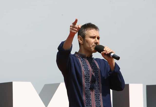 Вакарчук открыл съезд своей партии и сыграет бесплатный концерт