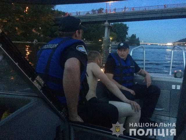 В Киеве возле Труханова острова потушили пожар на судне