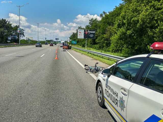 Под Киевом водитель BMW сбил велосипедистов