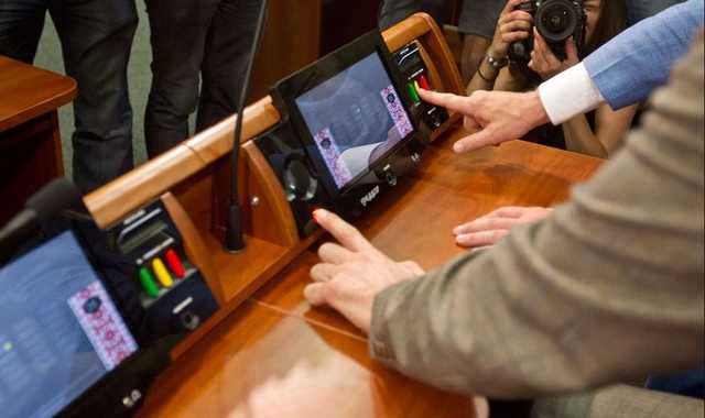 В Раду внесут президентский законопроект о кнопкодавстве — Стефанчук